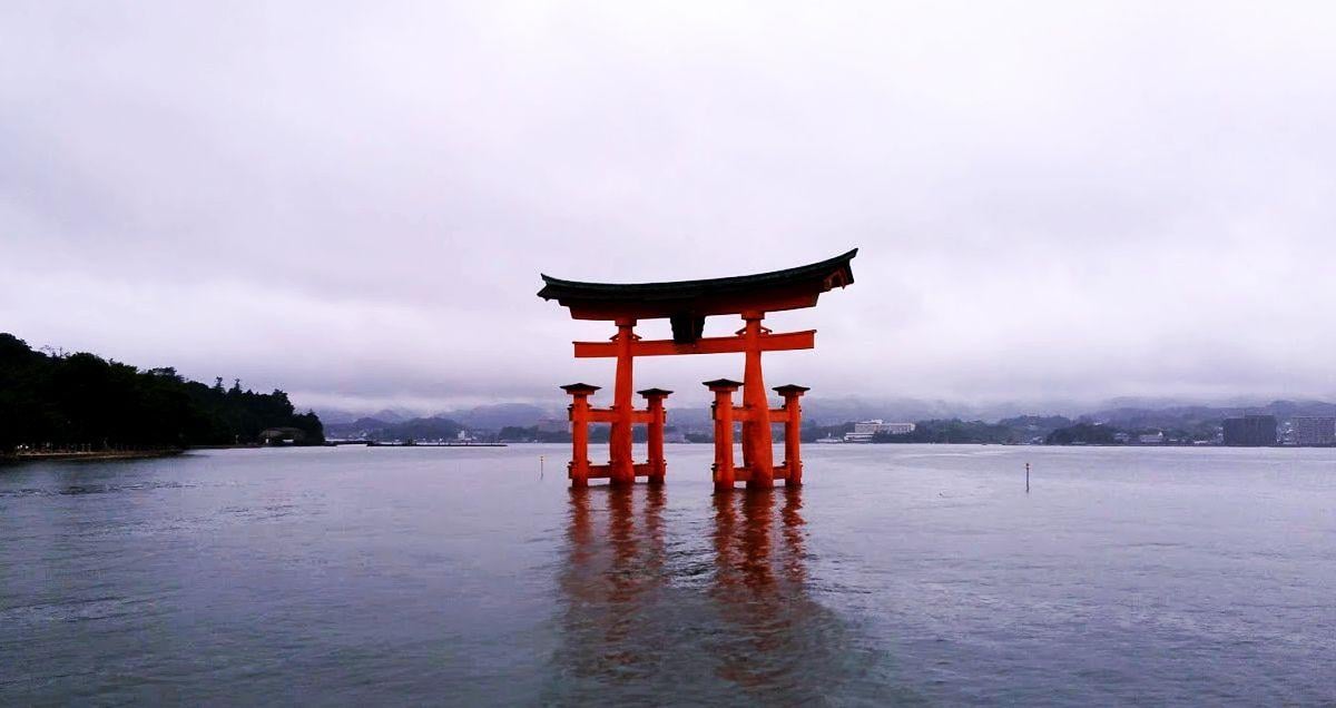 Foto de un Tori dentro del agua en Japón