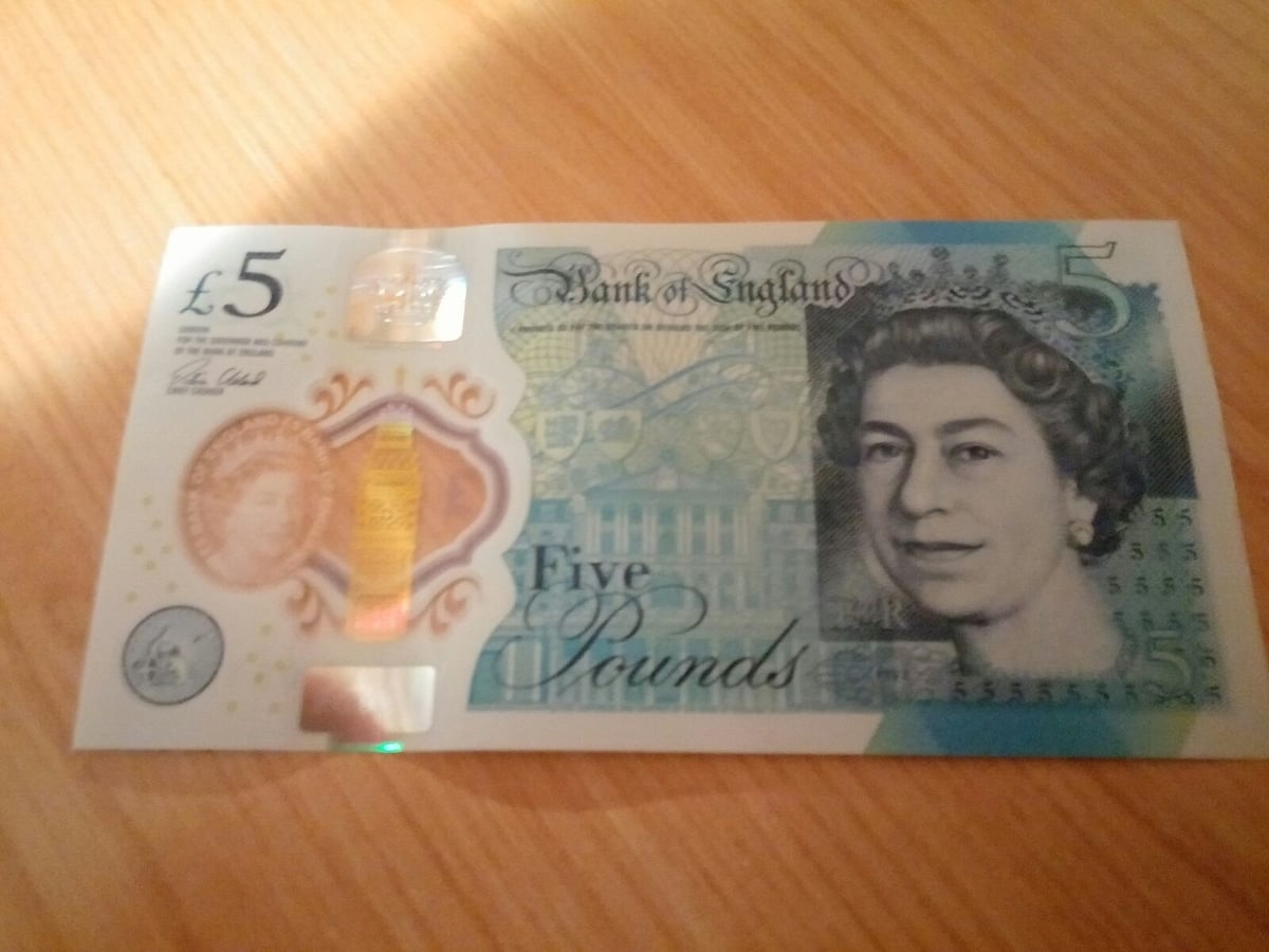 Foto de un billete de 5 libras