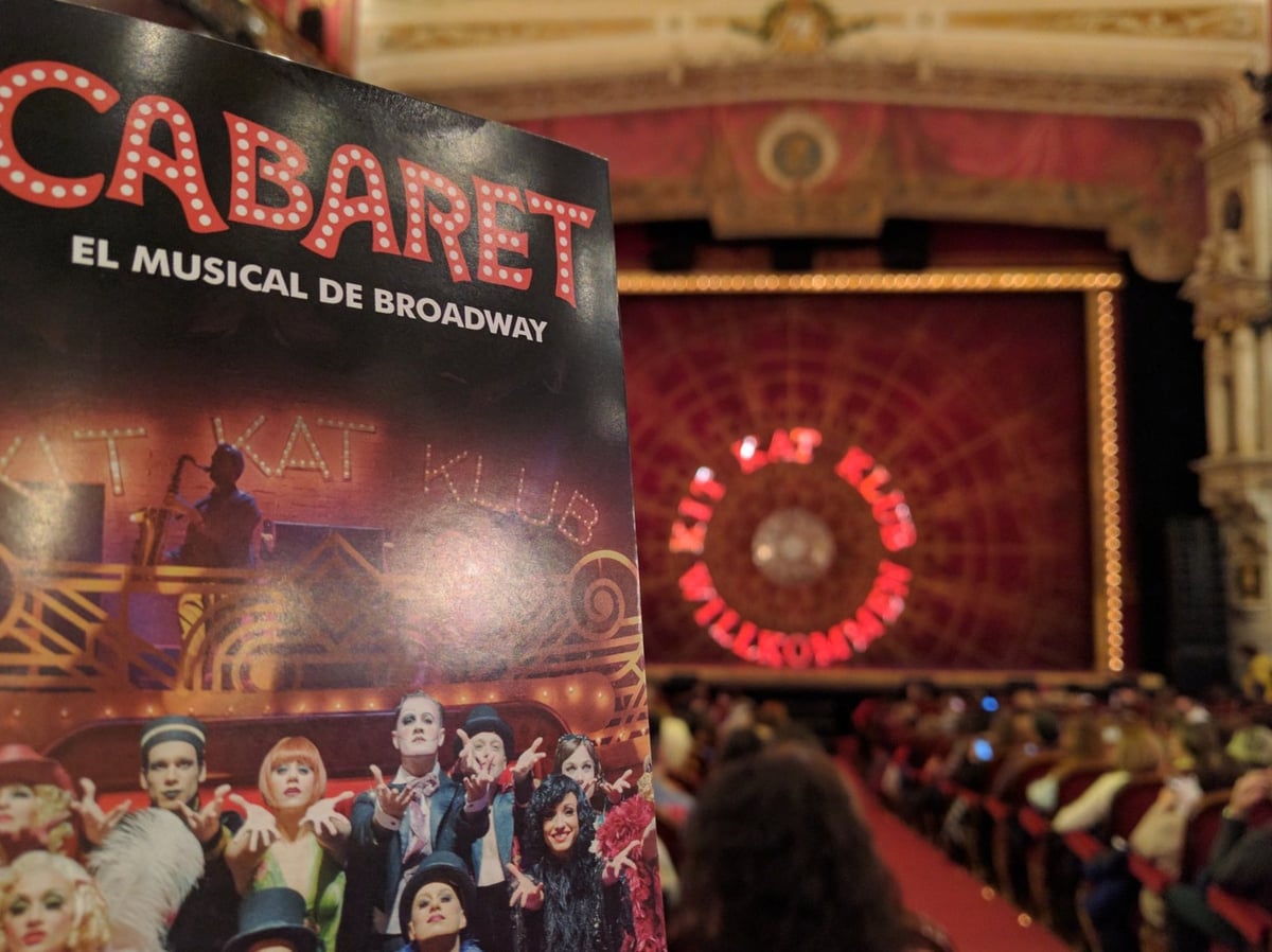 Foto del panfleto y el escenario del musical cabaret, justo antes de empezar la obra
