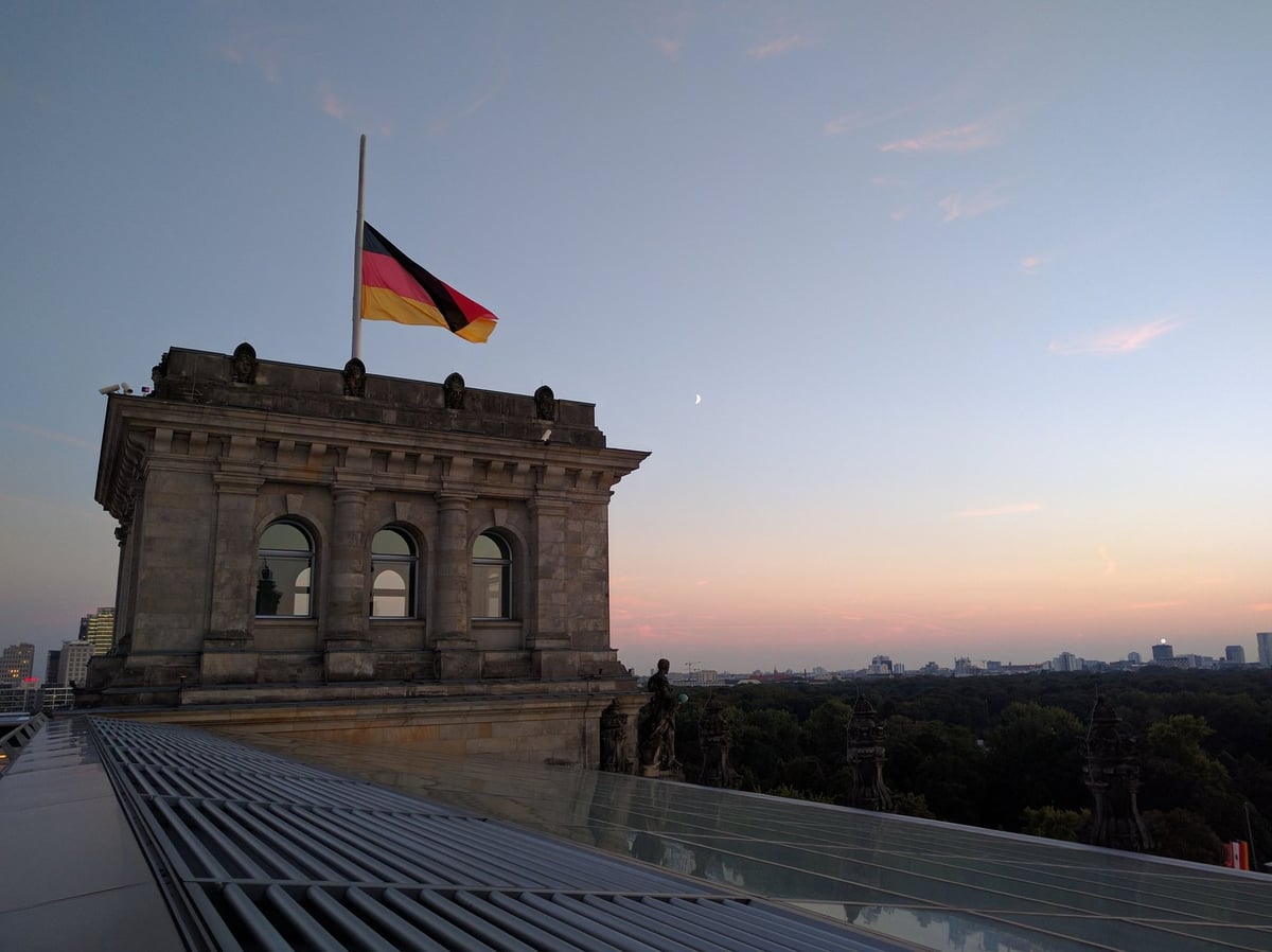 Sección superior del histórico Edificio del Reichstag en Berlín