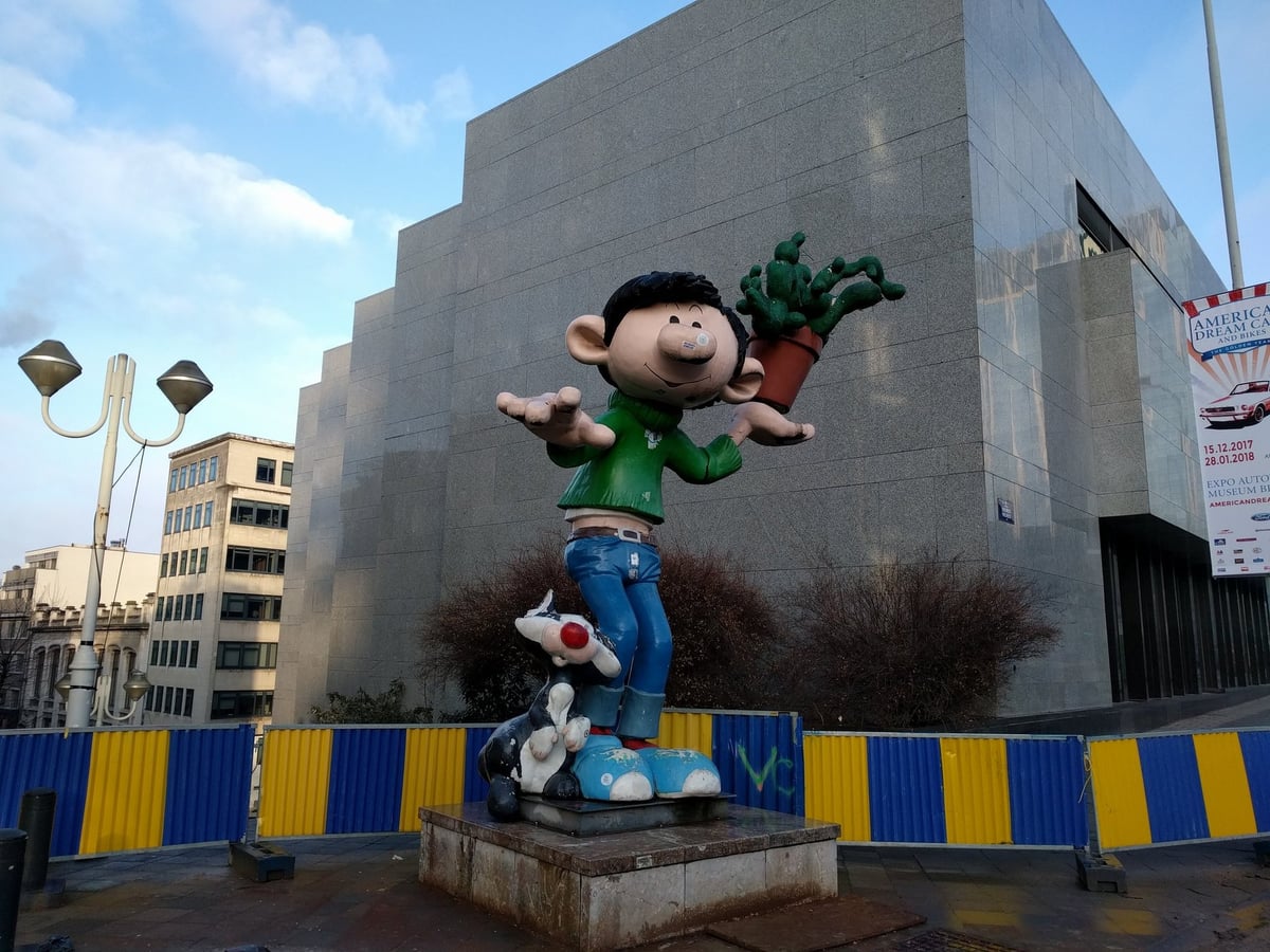 Estatua del famoso personaje de cómic Gaston Lagaffe (conocido en español como Tomás el Gafe), ubicada en el bulevar Pachéco (esquina con la calle de la Arena) en Bruselas, Bélgica, cerca del Centro Belga del Cómic. [1, 2]    