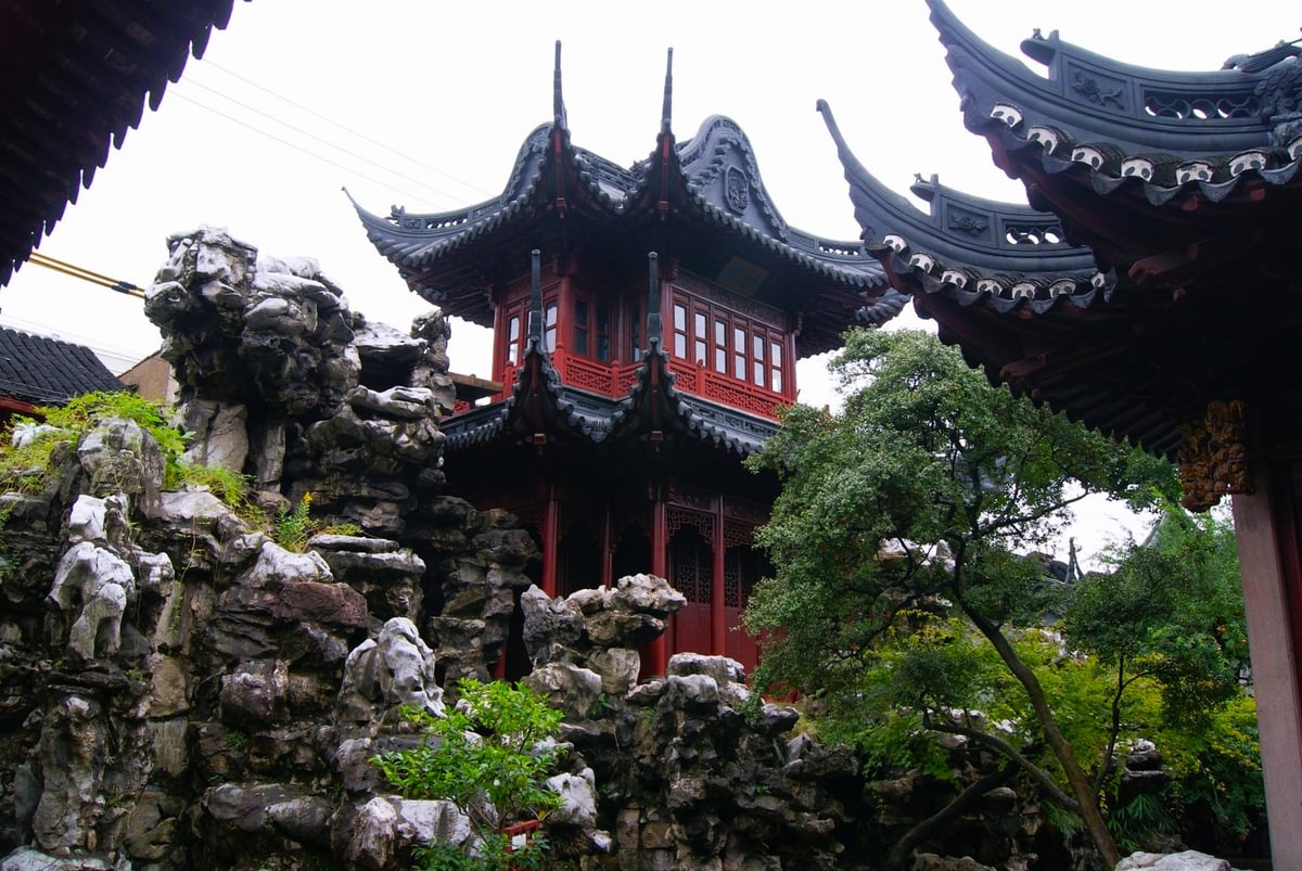 Tradicionales pabellones de madera roja y los tejados curvados del famoso Jardín Yuyuan (Jardín de la Felicidad) en Shanghái, China.