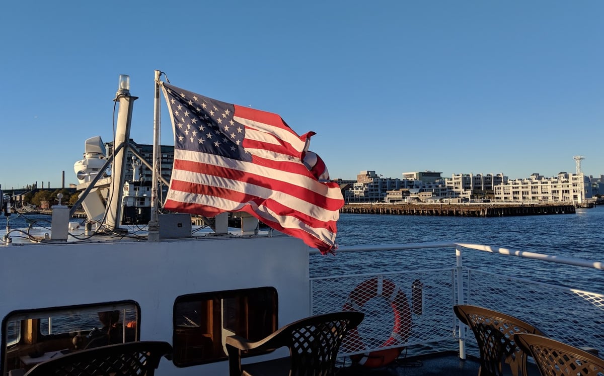 bandera de Estados Unidos ondeando en la popa de una embarcación sobre un fondo marino