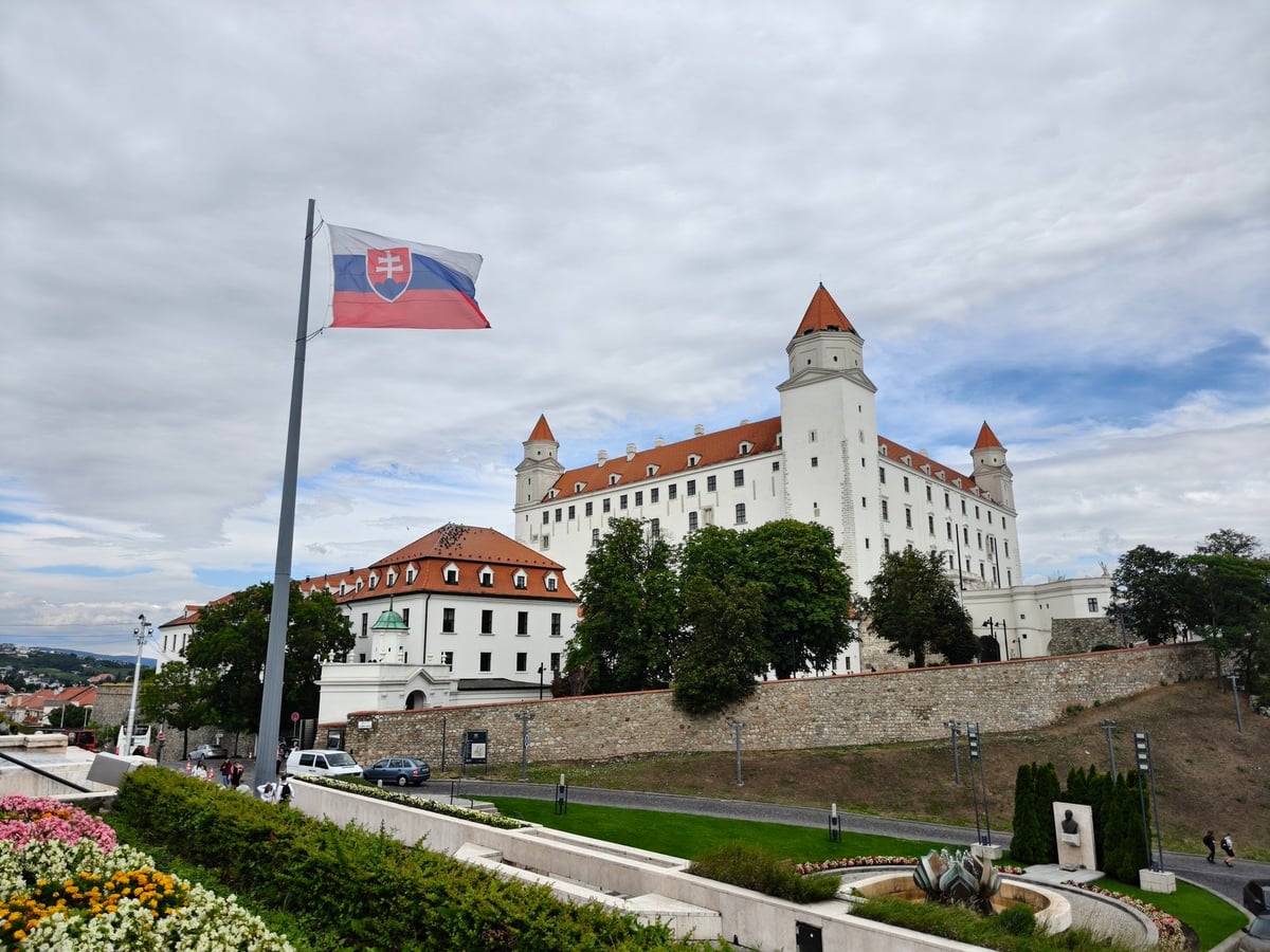 Cuerpo principal y la fachada de la estructura monumental del Castillo de Bratislava, el símbolo más destacado de la capital de Eslovaquia.