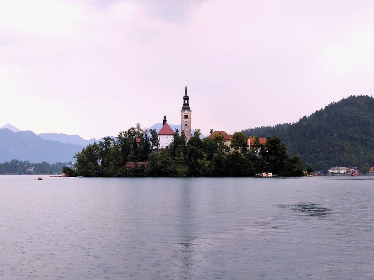 Famosa isla y la iglesia de la Asunción en el Lago Bled, ubicado en Eslovenia.