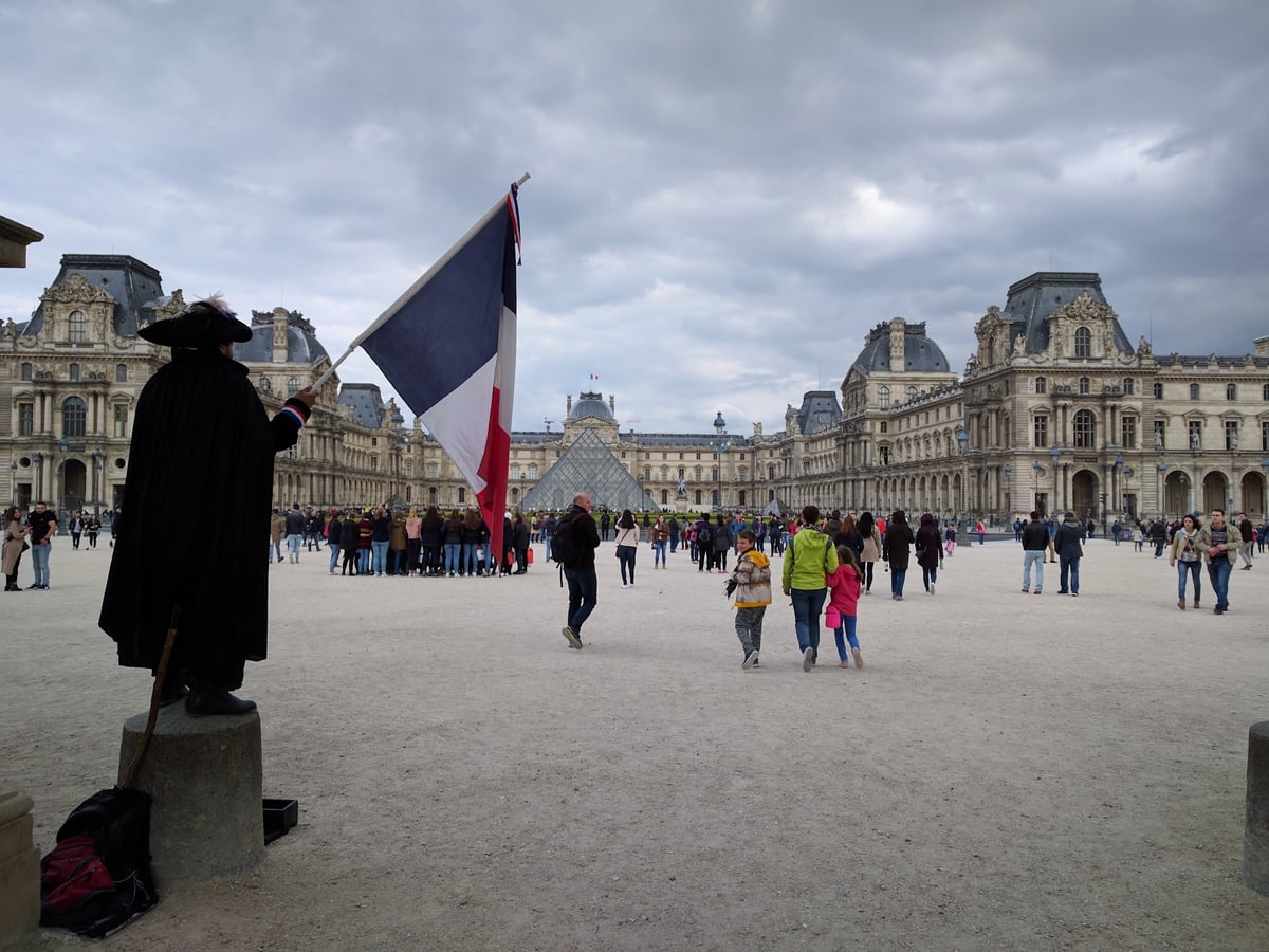 La Cour Napoléon y la icónica Pirámide del Museo del Louvre en París, Francia