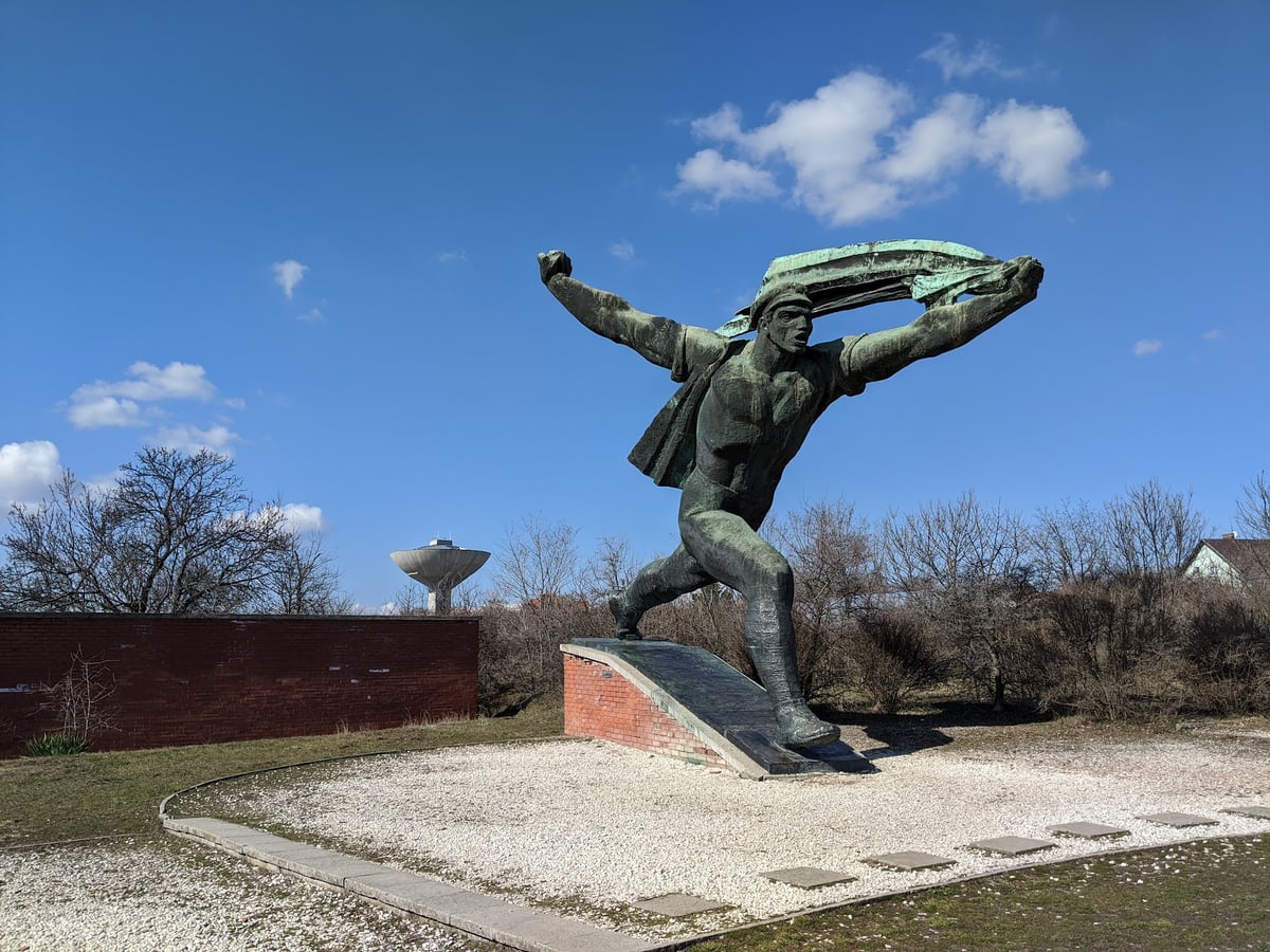 El Monumento a la República de los Consejos (A Tanácsköztársaság emlékműve), una escultura de bronce que representa a un marinero cargando de manera dinámica, ubicada en el Memento Park de Budapest