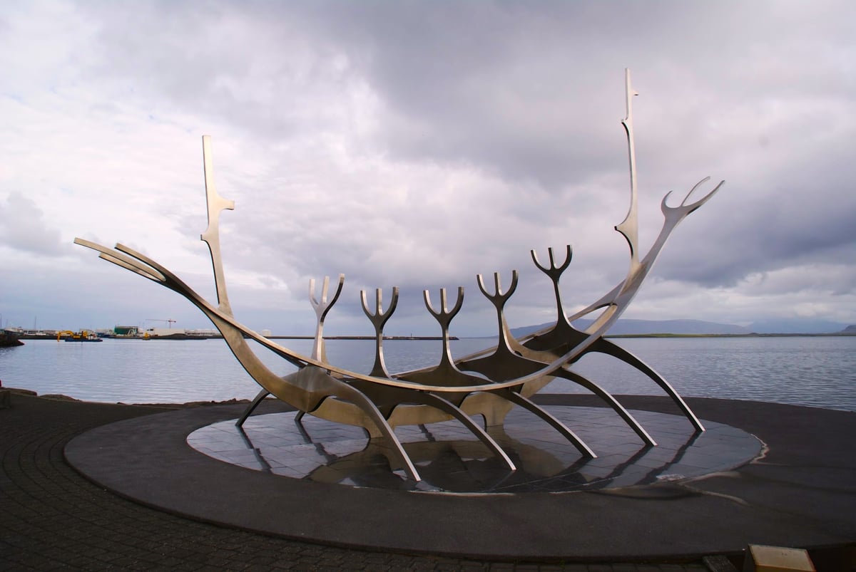 La escultura El Viajero del Sol (Sólfar), un famoso monumento de acero inoxidable situado junto al paseo marítimo en Reikiavik, Islandia