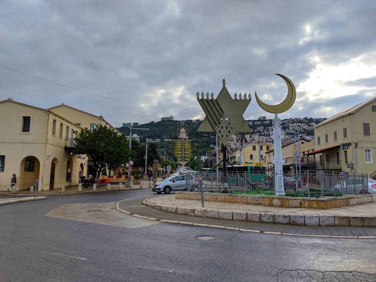 Símbolos religiosos que representan las festividades de tres religiones principales en Haifa, Israel.