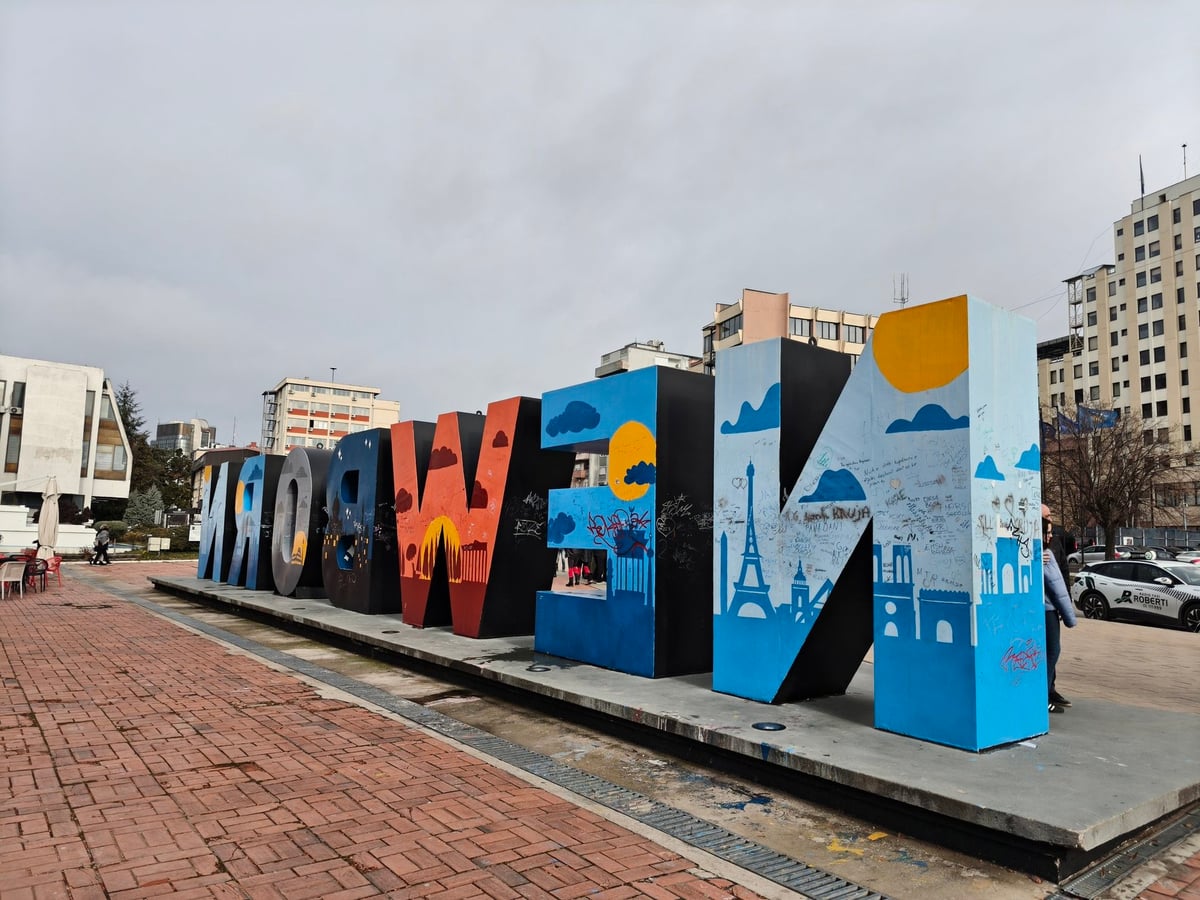 El monumento NEWBORN en Pristina, Kosovo, es una gran escultura tipográfica que conmemora la independencia del país declarada en 2008