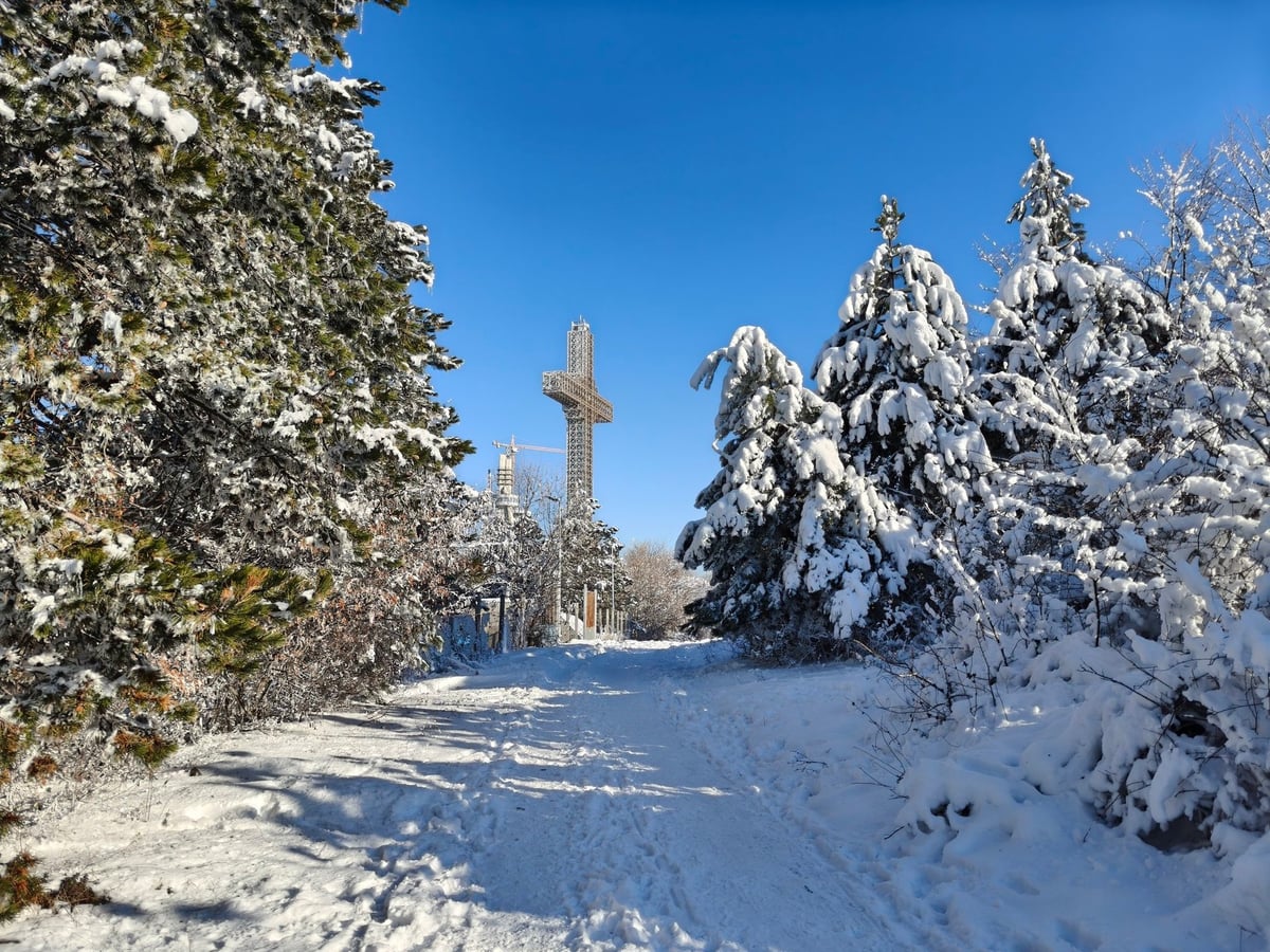 Impresionante paisaje invernal del monte Vodno, situado a las afueras de Skopie, la capital de Macedonia del Norte. 