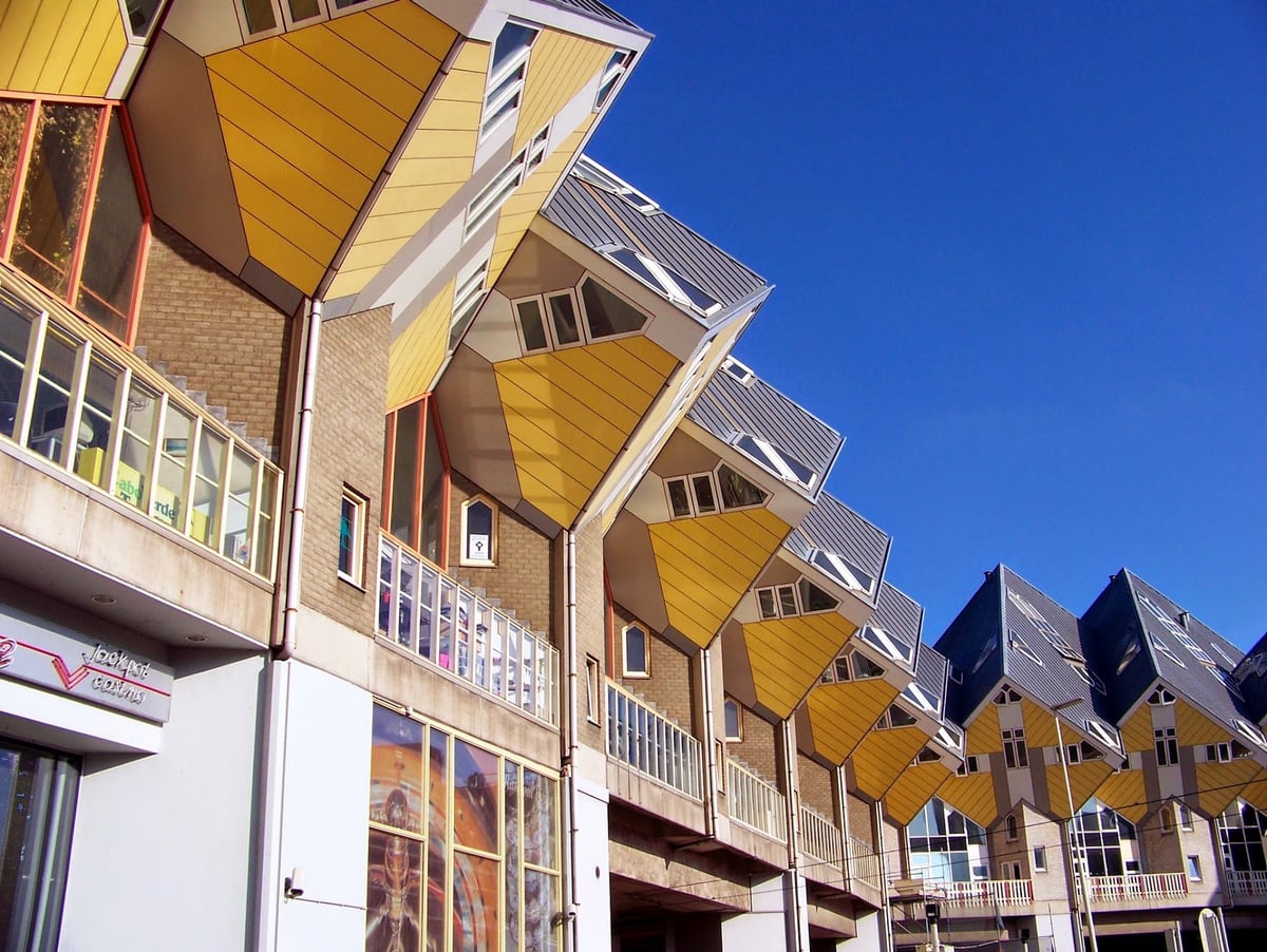 Famosas Casas Cubo (Kubuswoningen), un conjunto arquitectónico innovador ubicado en la calle Overblaak de Róterdam, en los Países Bajos.
