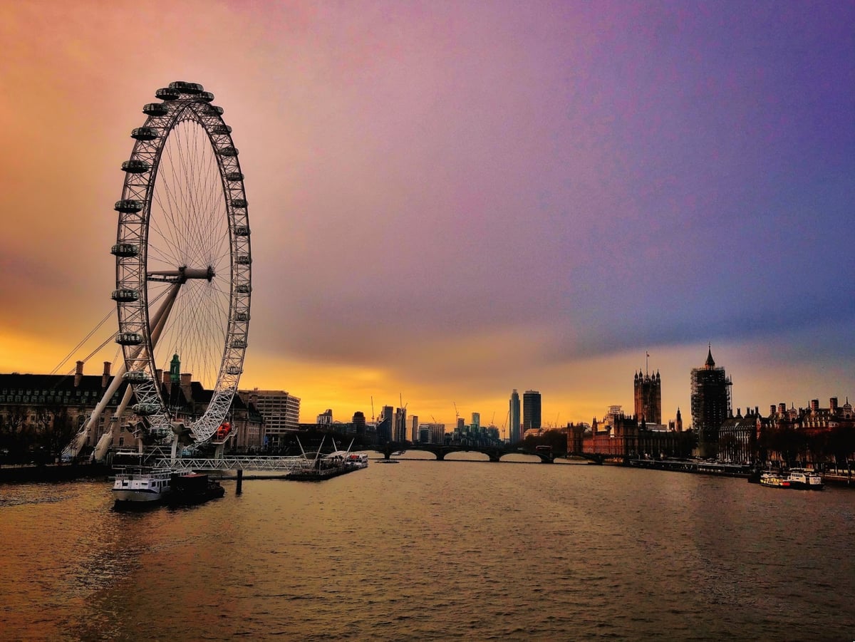 El London Eye, la famosa noria gigante situada a la orilla del río Támesis en el centro de Londres, Inglaterra.