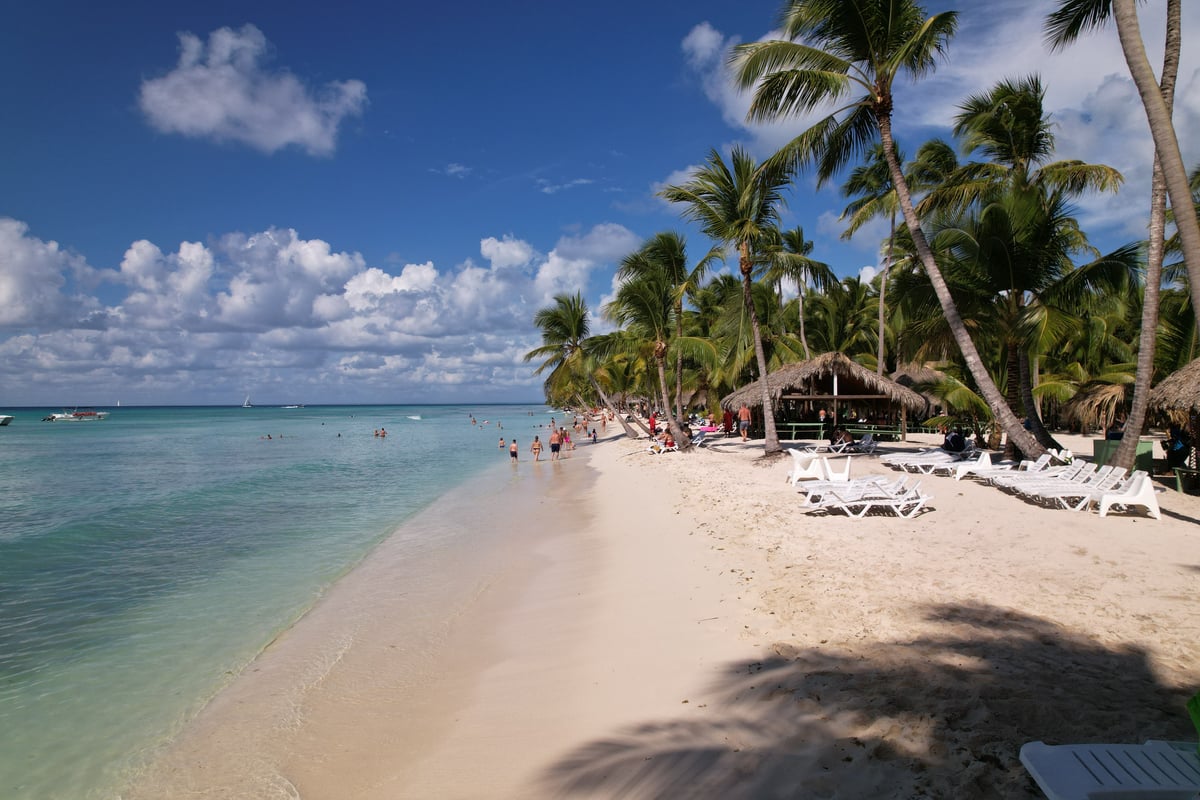 Una playa con palmeras en La Altagracia, República Dominicana, ideal para unas vacaciones tropicales de verano.