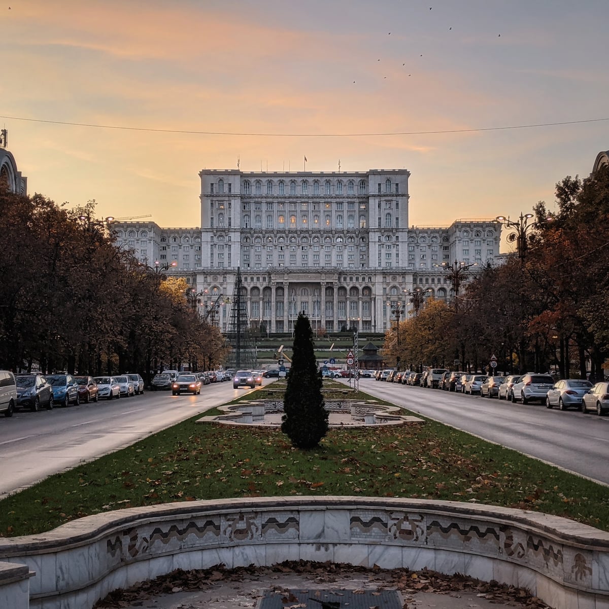 El imponente Palacio del Parlamento en Bucarest, Rumanía.