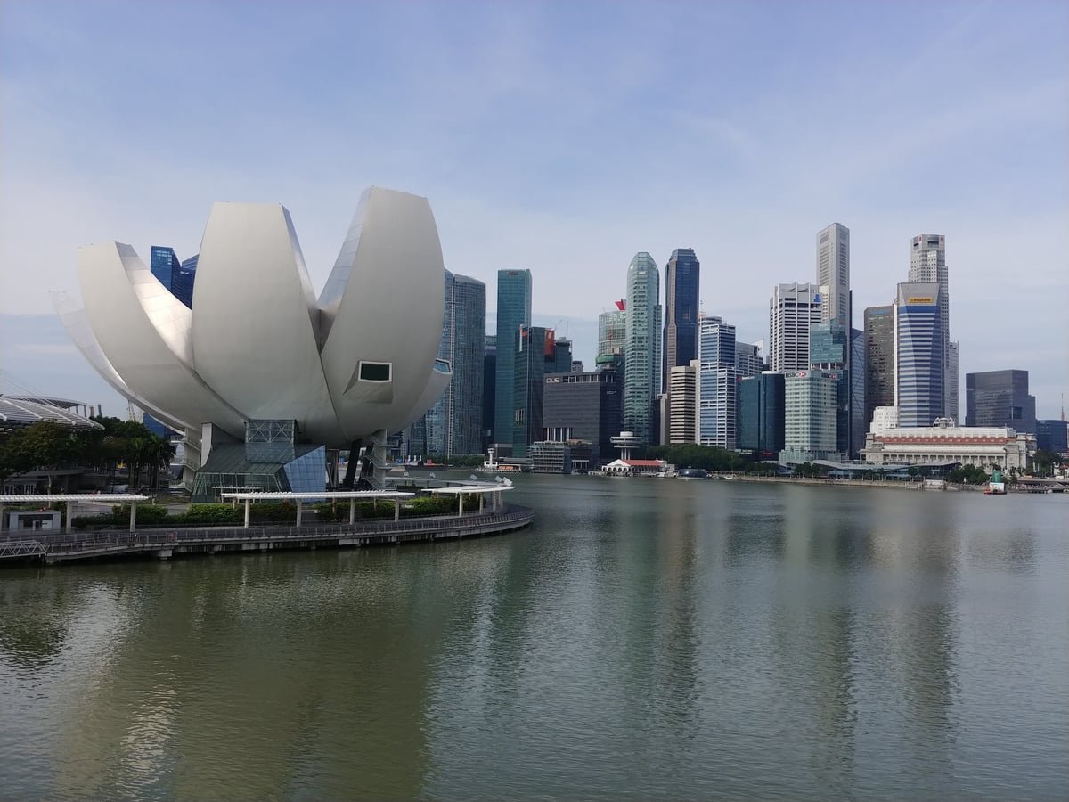 Distrito financiero y el horizonte urbano (skyline) de Singapur reflejados junto a la zona de Marina Bay. [1, 2]
