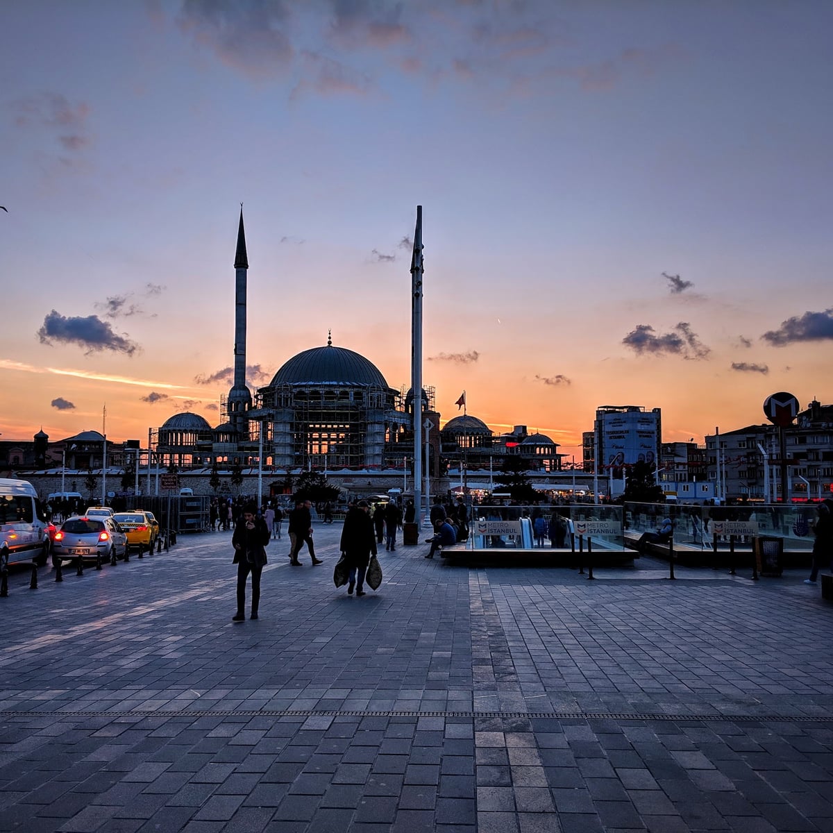 La Mezquita de Taksim, situada en la emblemática Plaza Taksim de Estambul, Turquía, durante el atardecer.