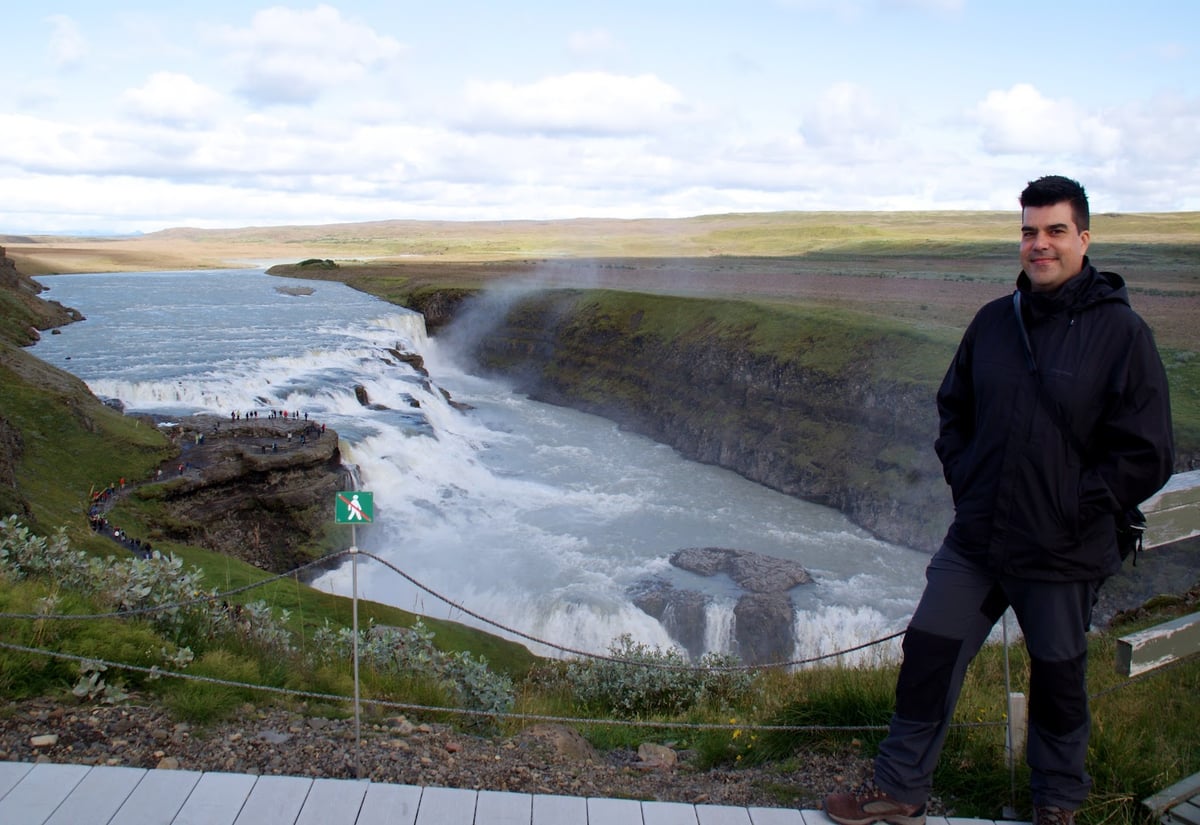 La cascada de Gullfoss cayendo en dos saltos escalonados hacia su garganta, con la espuma blanca del agua glaciar.