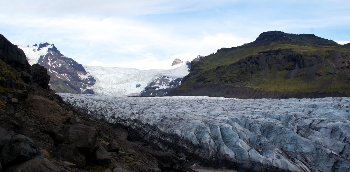 El frente del glaciar Svínafellsjökull, con sus formaciones de hielo escarpadas y tonos azules.