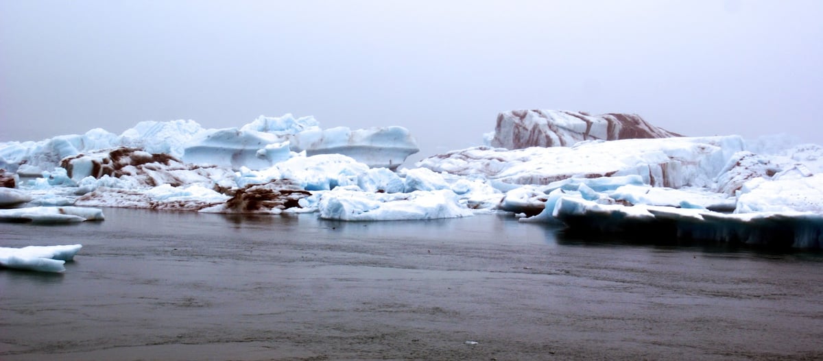 Icebergs azules flotando en la laguna glaciar de Jökulsárlón, desprendidos del glaciar Breiðamerkurjökull.