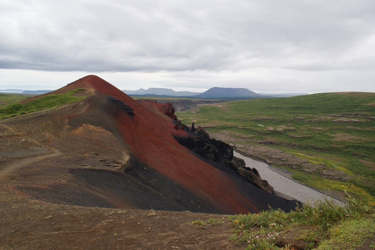 Playa de arena negra de Islandia con formaciones rocosas