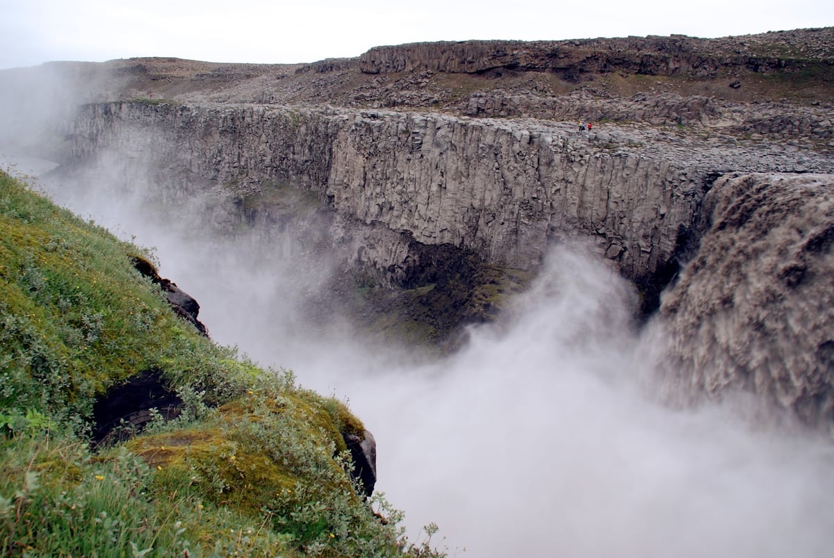 Dettifoss, la cascada más caudalosa de Europa, con el agua gris cargada de sedimento glaciar cayendo entre paredes de basalto.