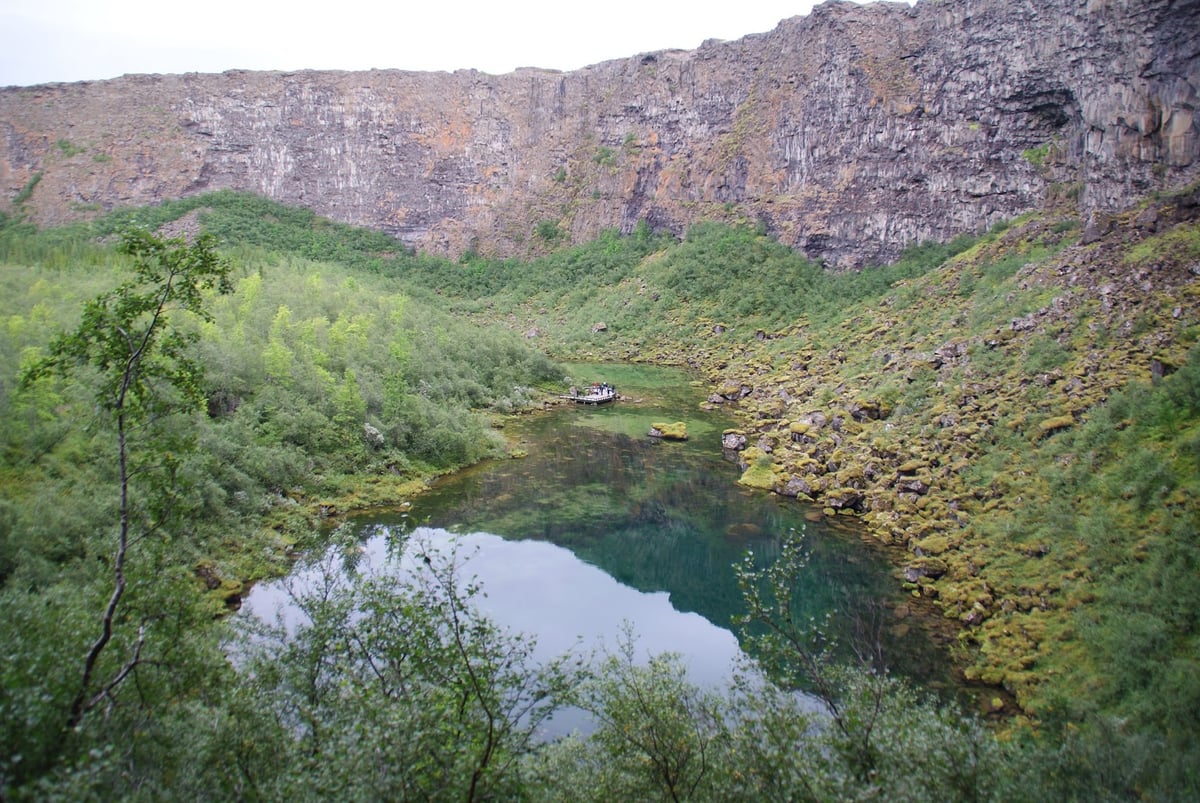 El cañón de Ásbyrgi, con sus paredes verticales de casi cien metros formando una herradura y un bosque de abedules en el fondo.