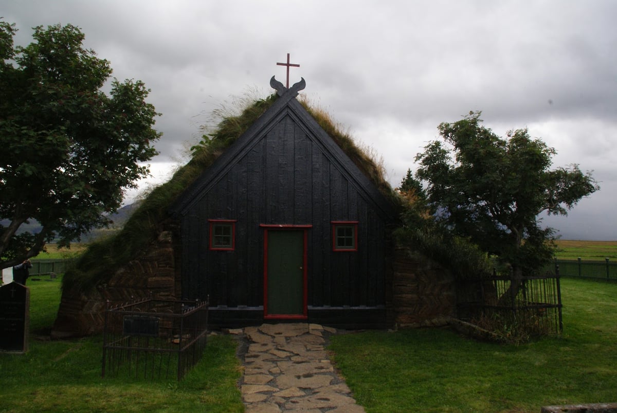 Vídimýrarkirkja, una pequeña iglesia de turba del siglo XIX con los muros y el tejado cubiertos de hierba.