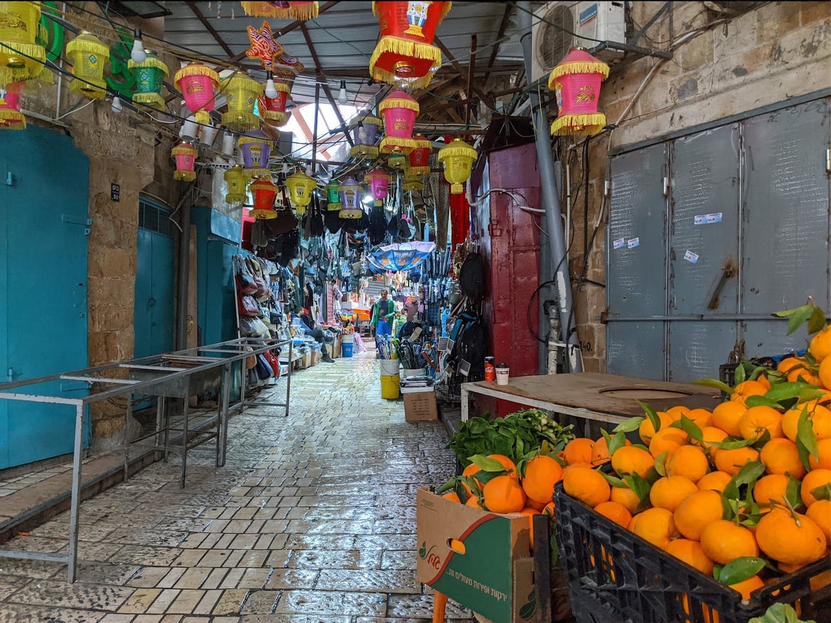 Mercado de Jerusalén con puestos de frutas y productos