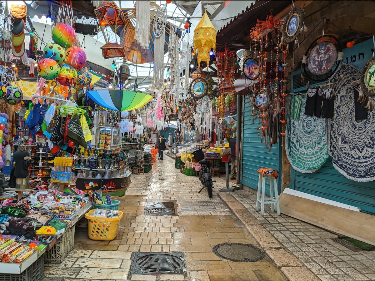 Mercado cubierto de Jerusalén con puestos y mercancías