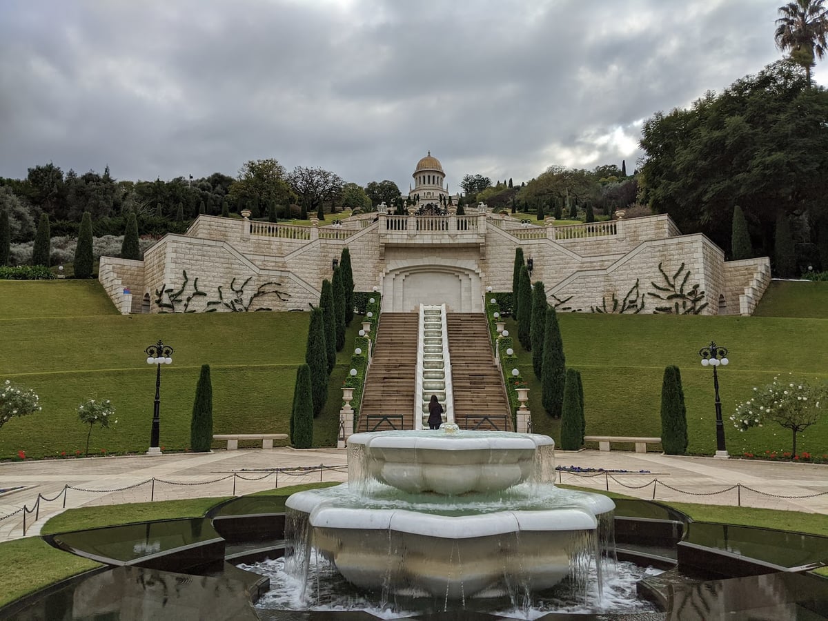 Jardines del Santuario de Baháʼí en Haifa con la cúpula al fondo