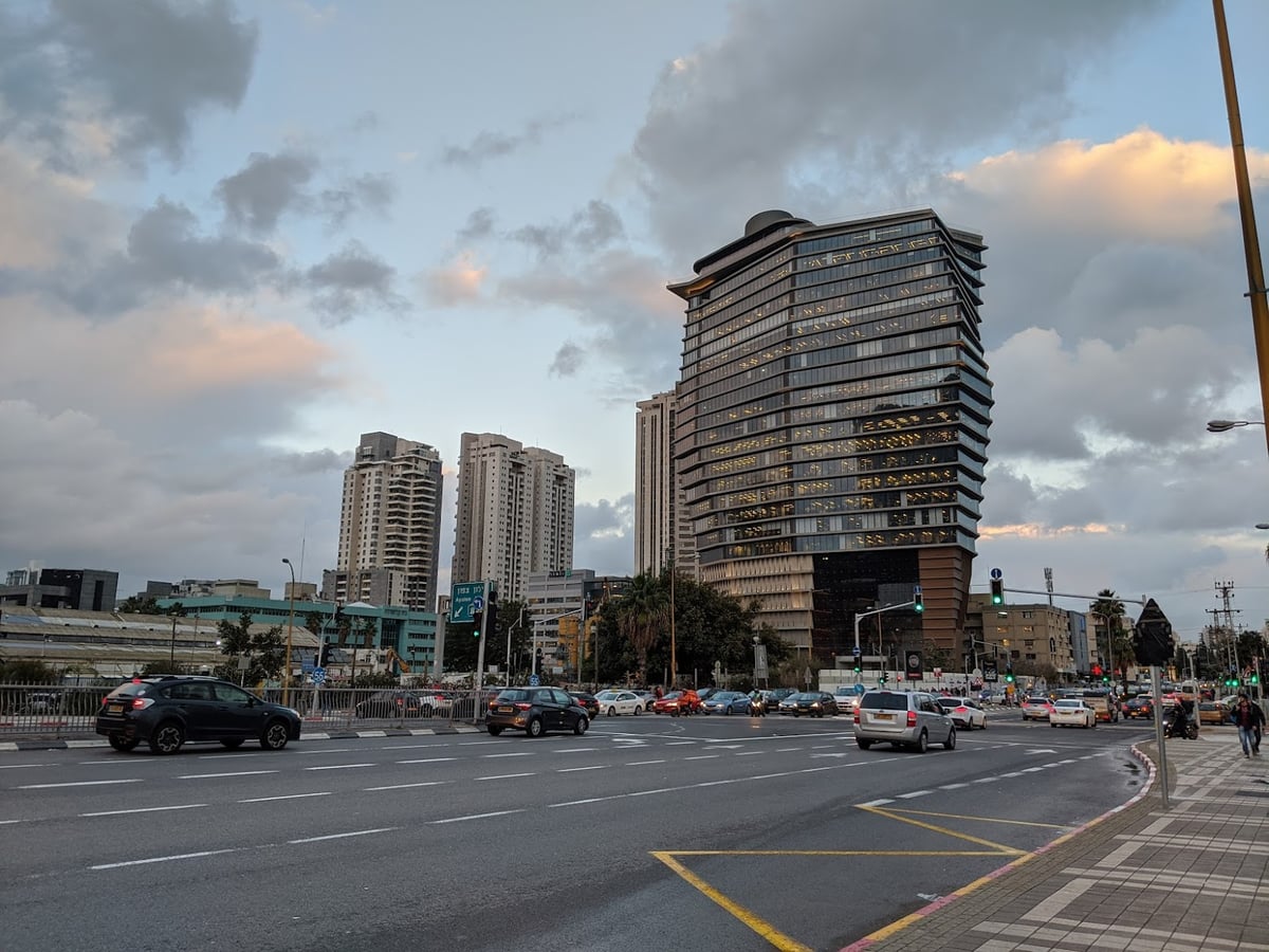 Estación de tren de Tel Aviv con un tren rojo en el andén
