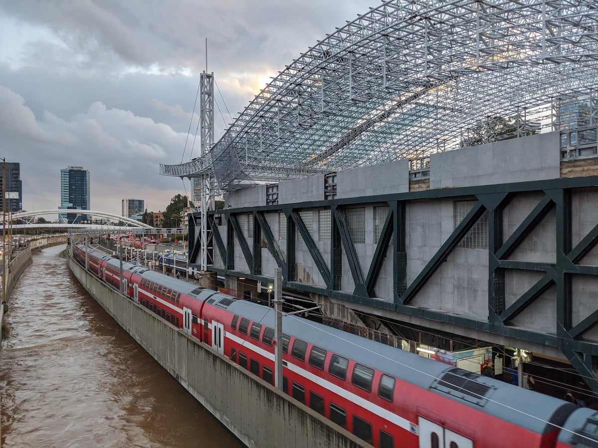 Puente ferroviario sobre una vía urbana en Tel Aviv