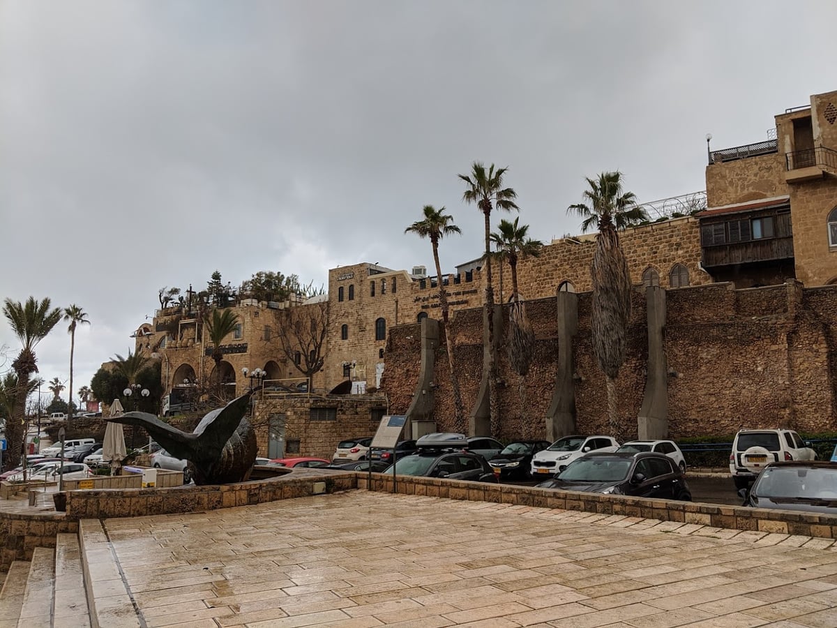 Puerto y paseo marítimo de Jaffa con edificios históricos.