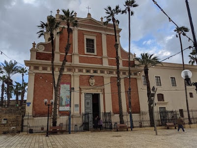 Iglesia y edificios históricos de Jaffa bajo un cielo nublado
