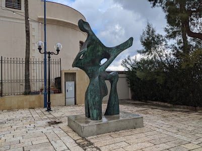 Torre del reloj de Jaffa junto a una escultura