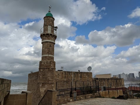 Torre histórica de Jaffa junto al mar