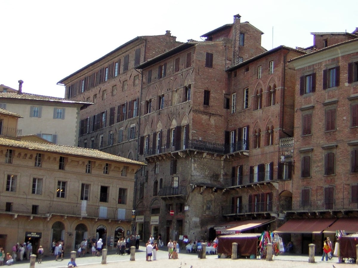 Fachadas de edificios de La Piazza del Campo
