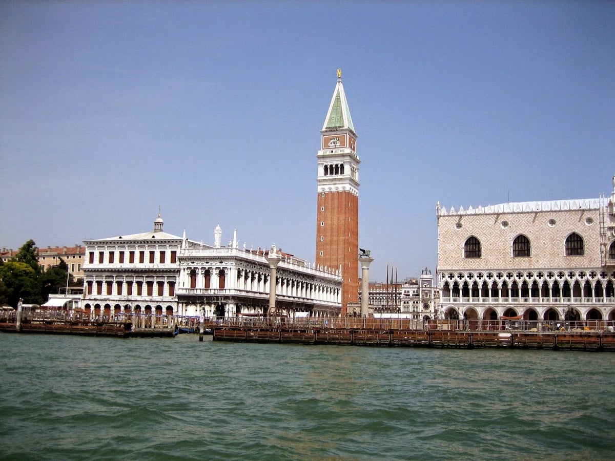 Calle, edificio, monumento o paisaje de Italia