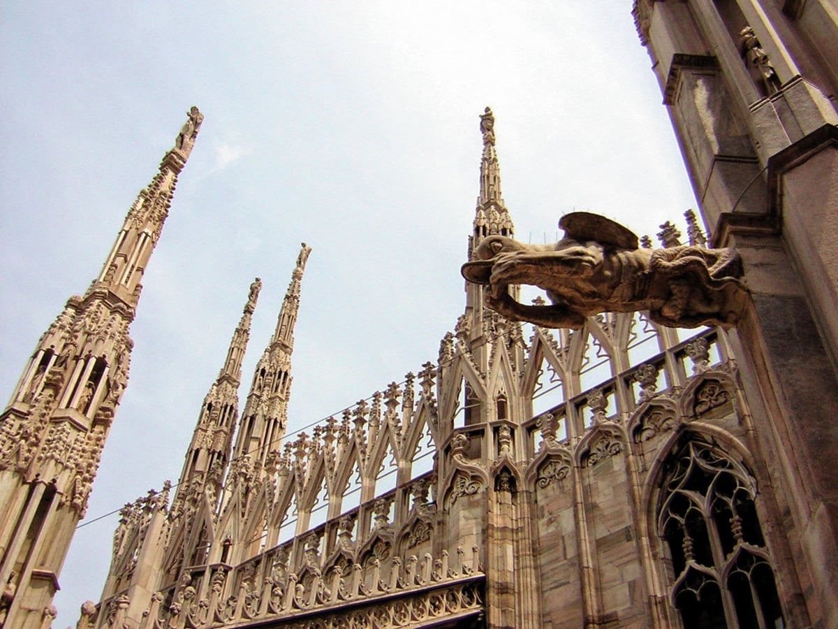 Terrazas del Duomo de Milán con una gárgola en primer plano