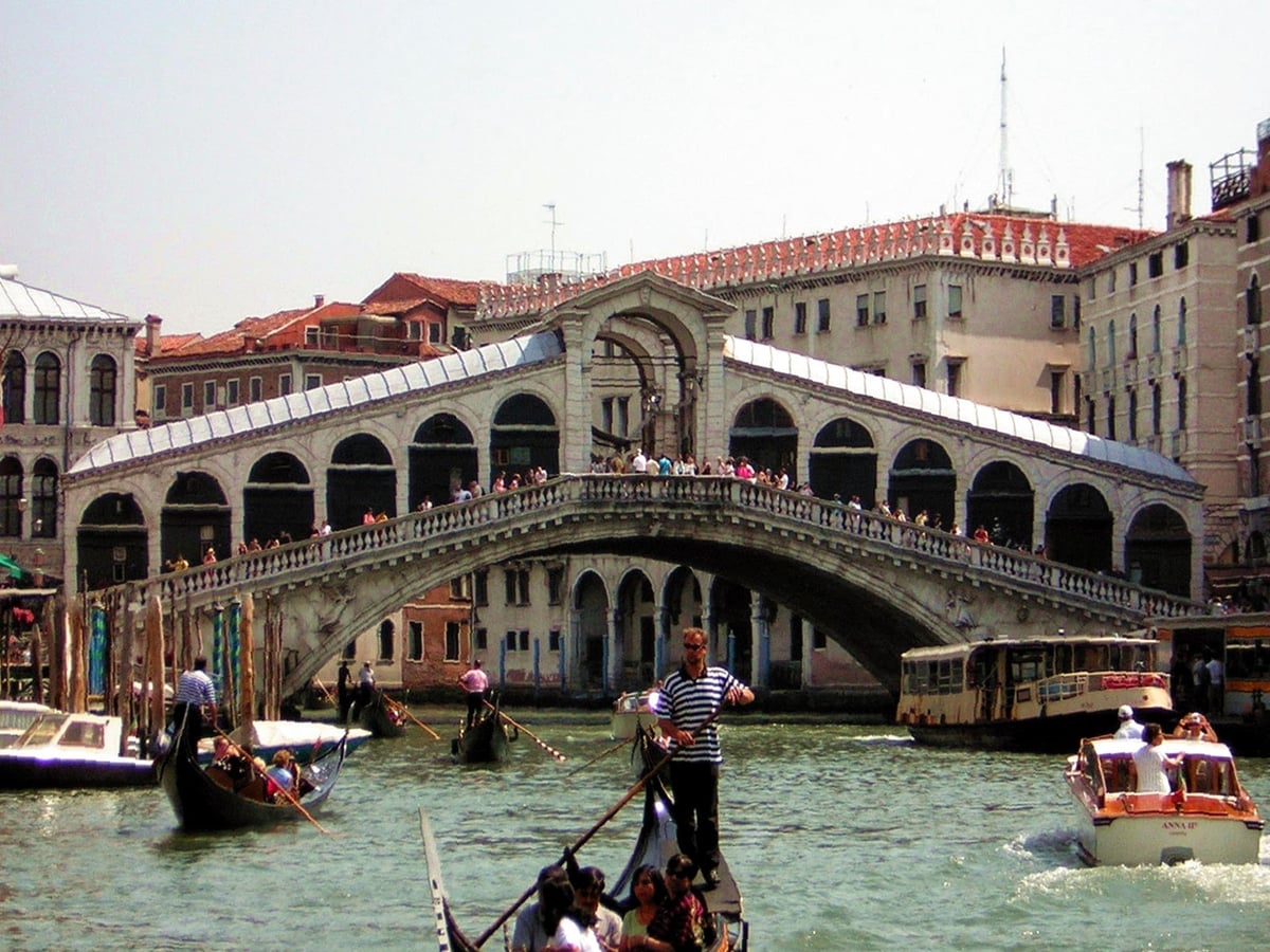 Puente sobre un canal de Venecia