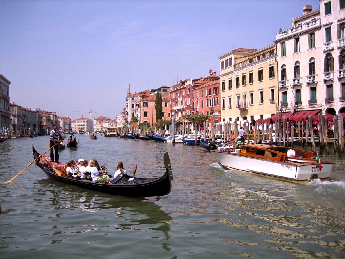 Góndola con turistas en un canal de Venecia