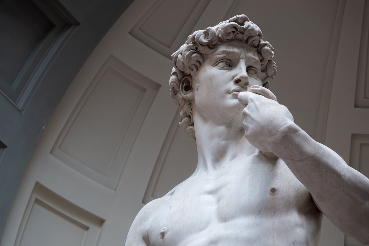 Primer plano de la escultura David de Miguel Ángel exhibida en interiores en Florencia, Italia.