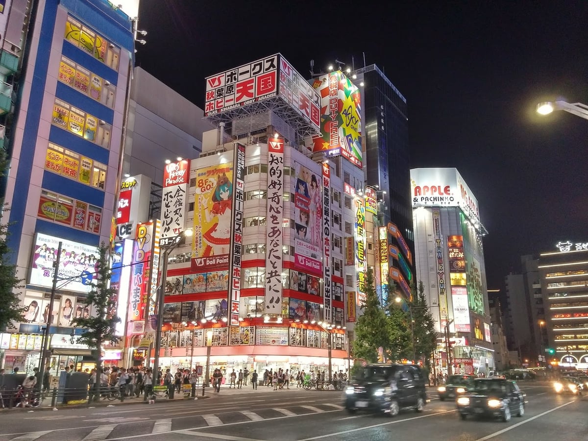 Calle, templo, paisaje o escena urbana de Japón.