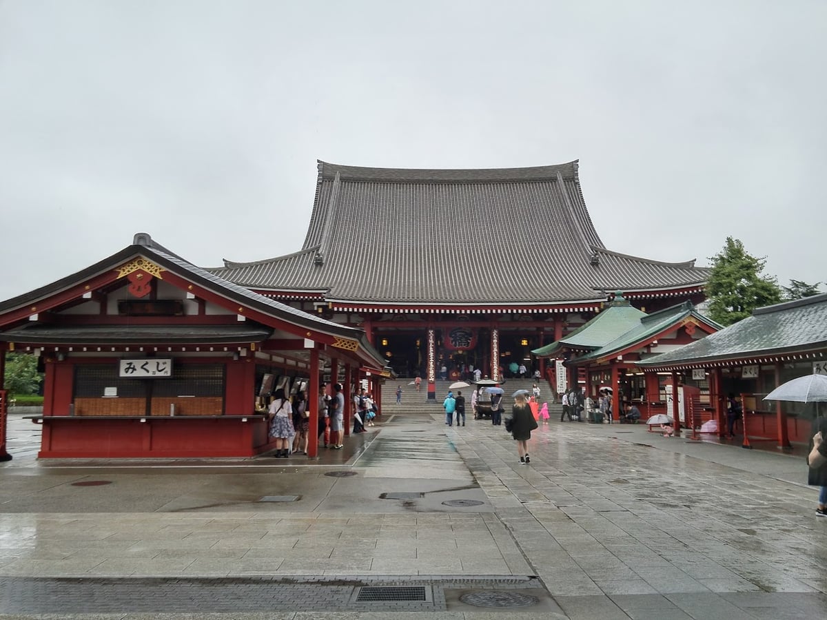 Calle, templo, paisaje o escena urbana de Japón.