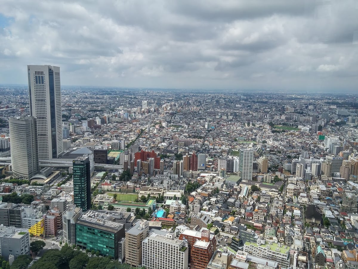 Calle, templo, paisaje o escena urbana de Japón.