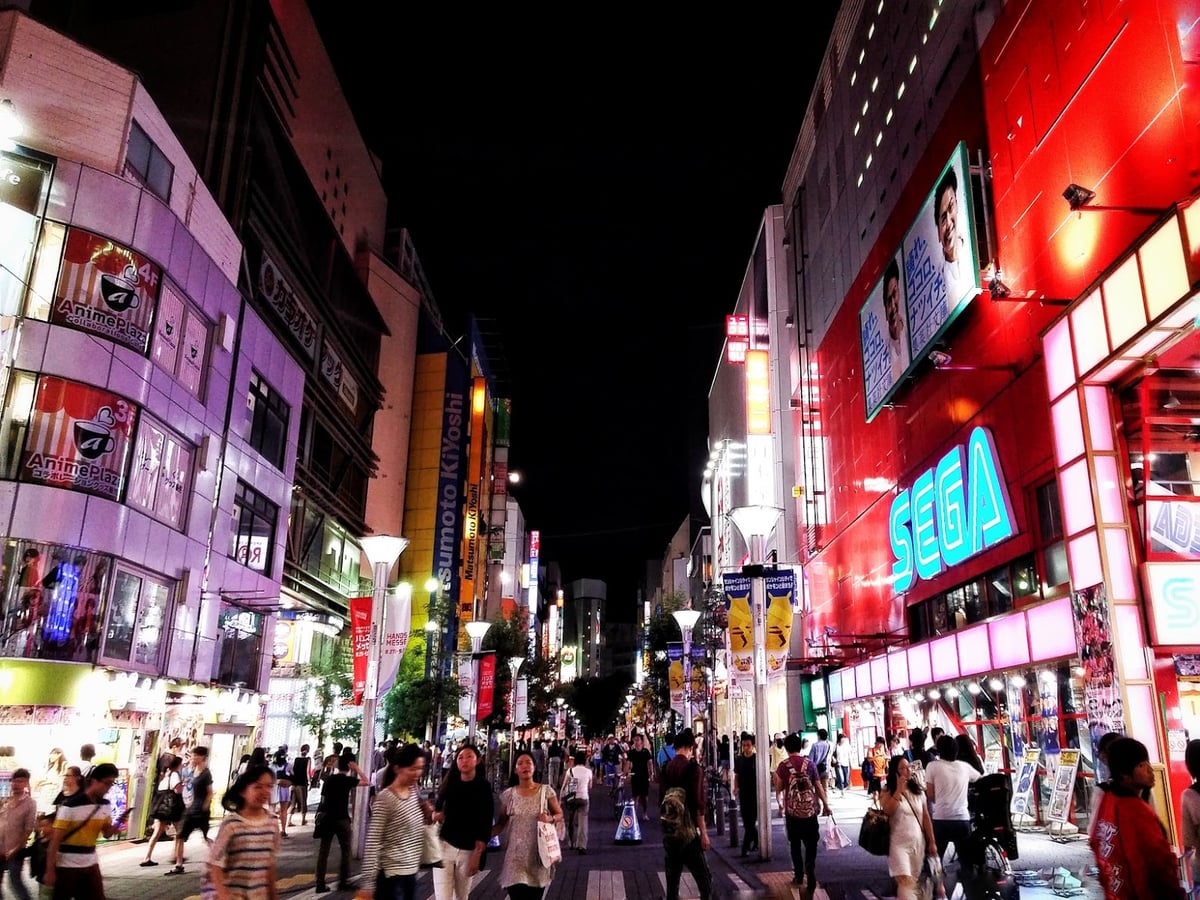 Calle, templo, paisaje o escena urbana de Japón.
