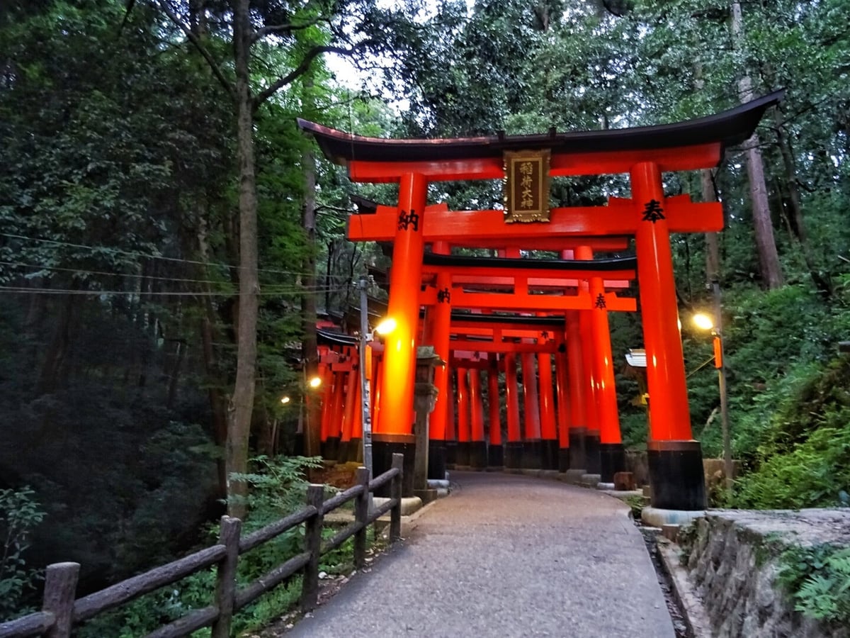 Calle, templo, paisaje o escena urbana de Japón.
