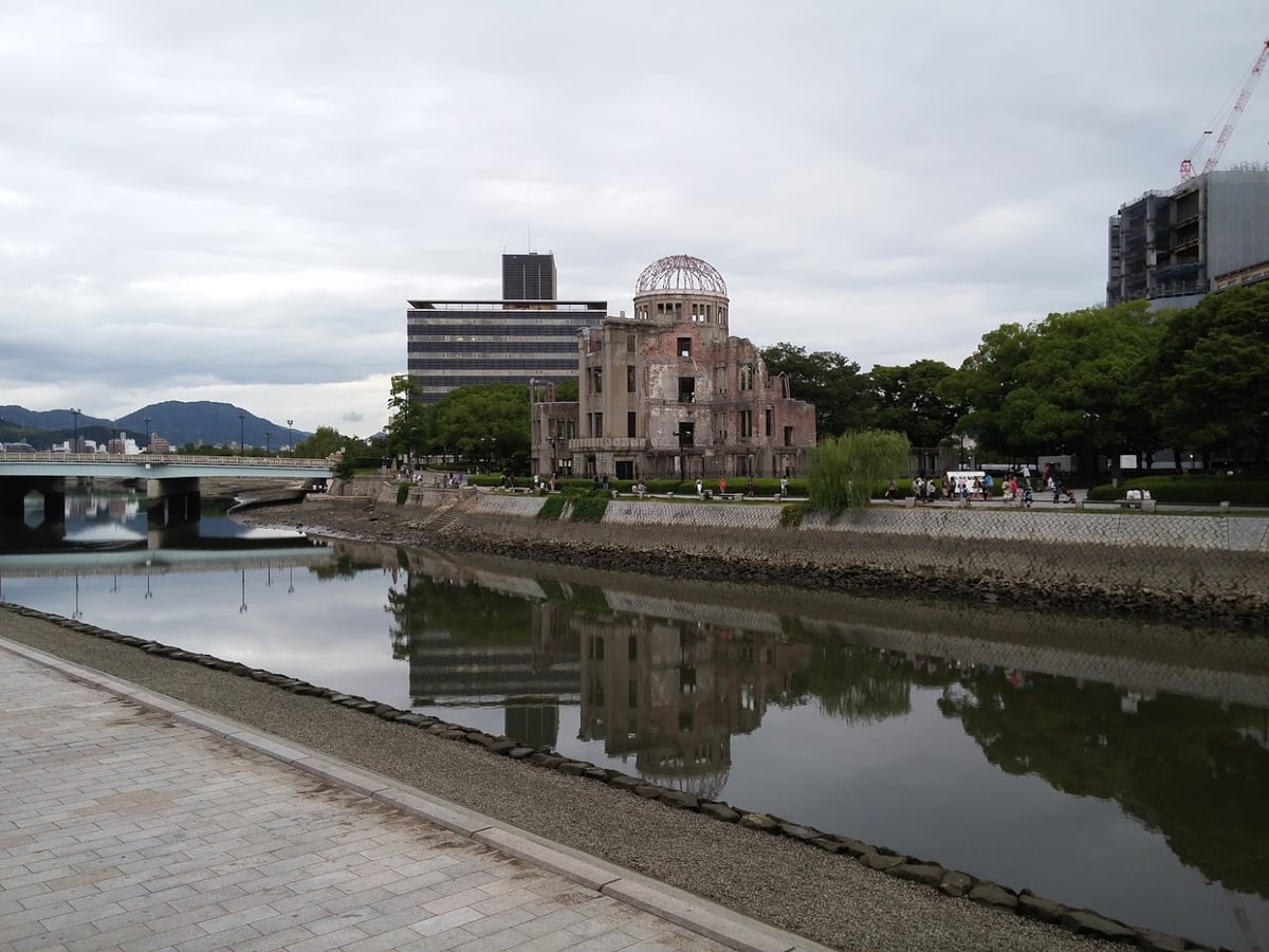 Calle, templo, paisaje o escena urbana de Japón.