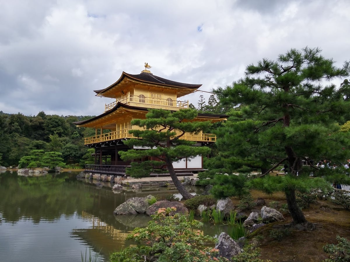 Calle, templo, paisaje o escena urbana de Japón.